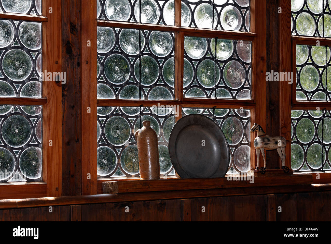 Verre de la Couronne ou des fenêtres leadlight, Maison Siebratsreute Fuessinger de Fuchstal, musée, ferme, Allgaeu Bayerisch souabe supérieure, Baden-W Banque D'Images