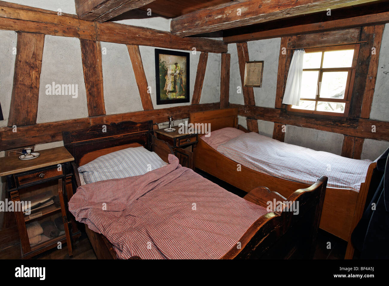 Lits dans les chambres des domestiques, la boulangerie historique de 1730, le Musée ferme Fuchstal, Allgaeu, en Haute Souabe, Bade-Wurtemberg, Banque D'Images