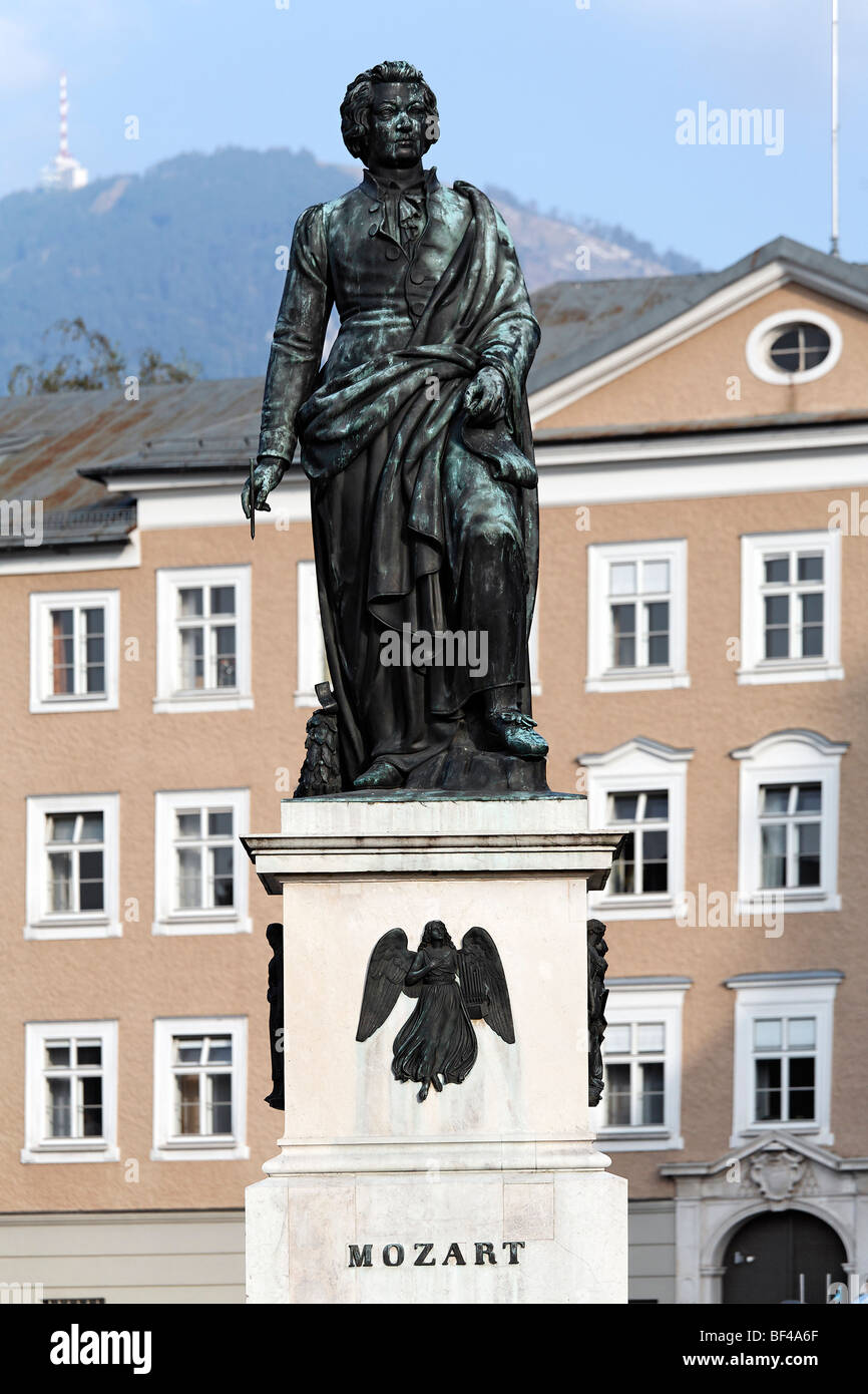 Monument de Mozart à la place Residenzplatz, Salzburg, Autriche, Europe Banque D'Images