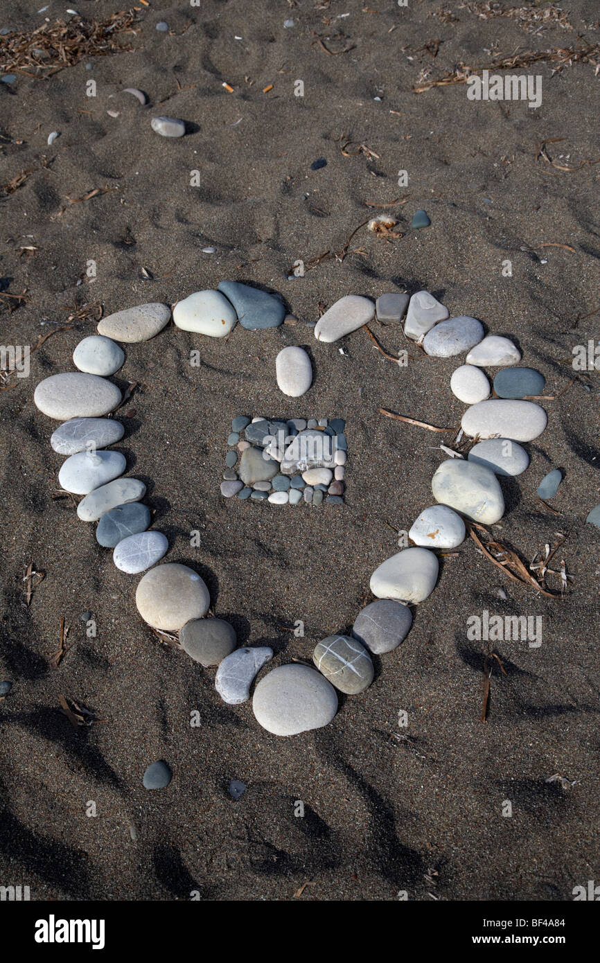 Symbole coeur faits de galets sur la plage de Petra tou Romiou rock aphrodites république de Chypre Europe Banque D'Images
