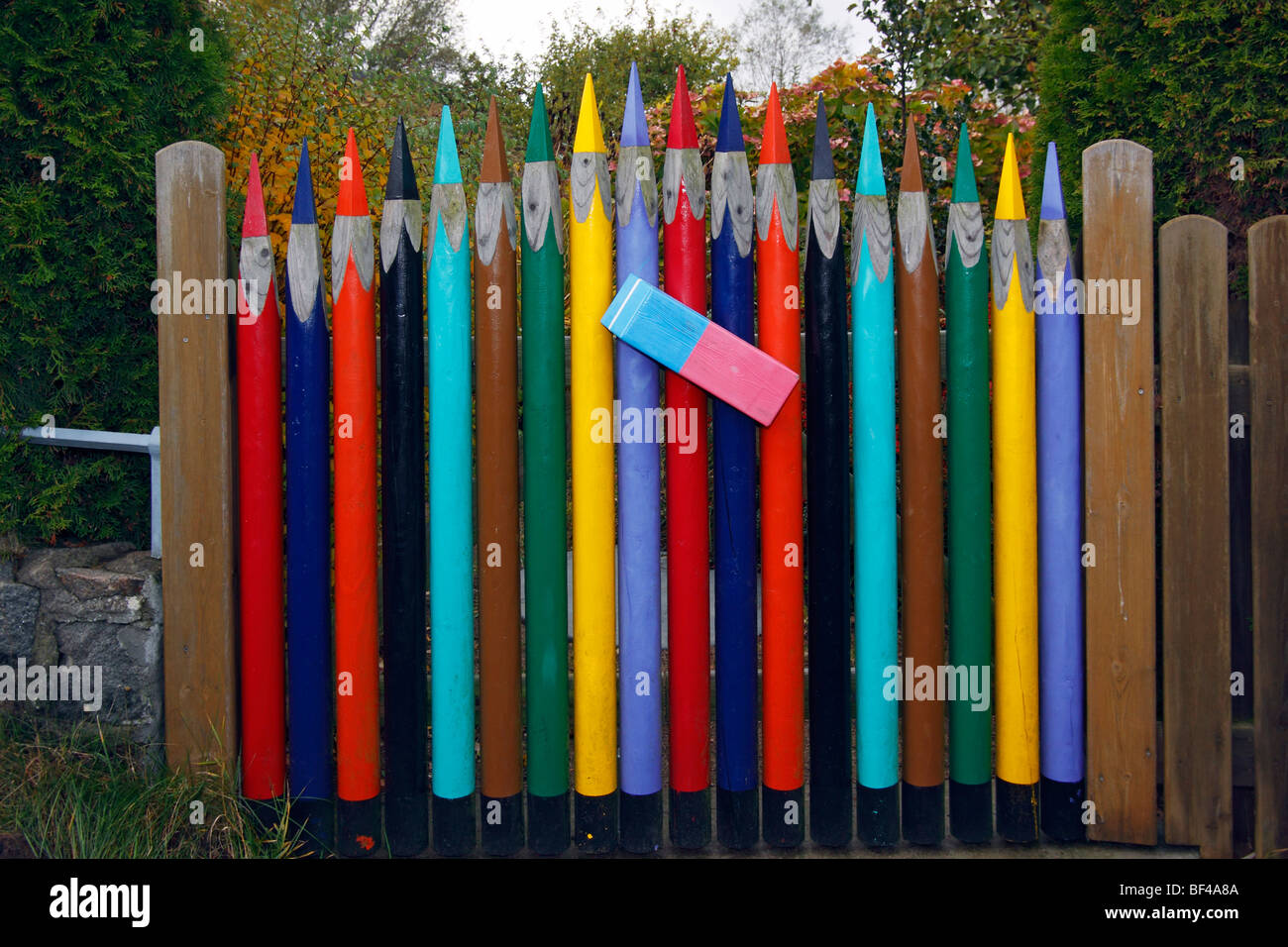 Activité inventive clôture avec porte en bois de crayons et une gomme, Gothmund, ville hanséatique de Lübeck, Allemagne, Europe Banque D'Images