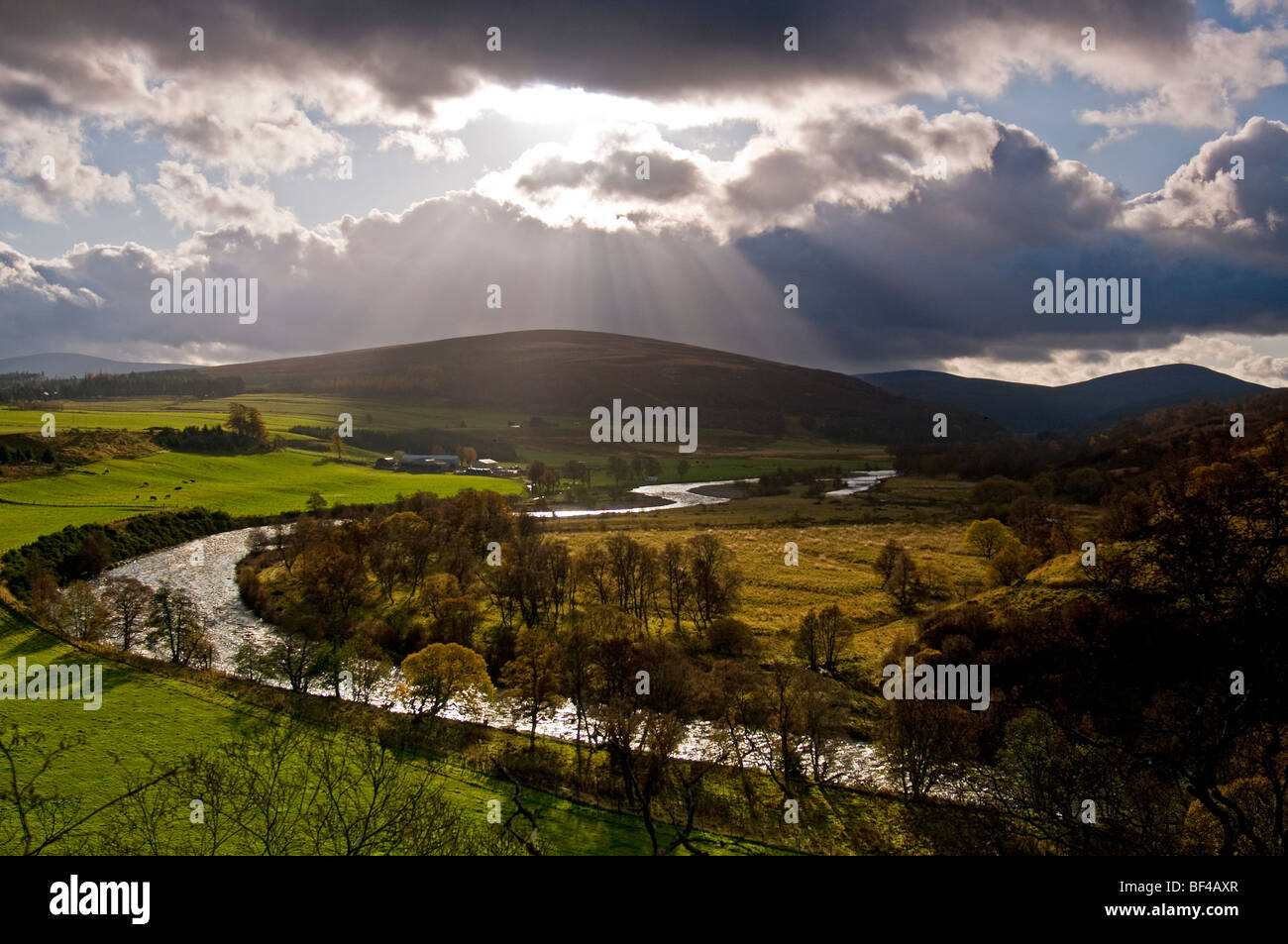 Soleil du matin sur la rivière Avon à Tomintoul dans l'foothils des montagnes de Cairngorm SCO 5493 Banque D'Images