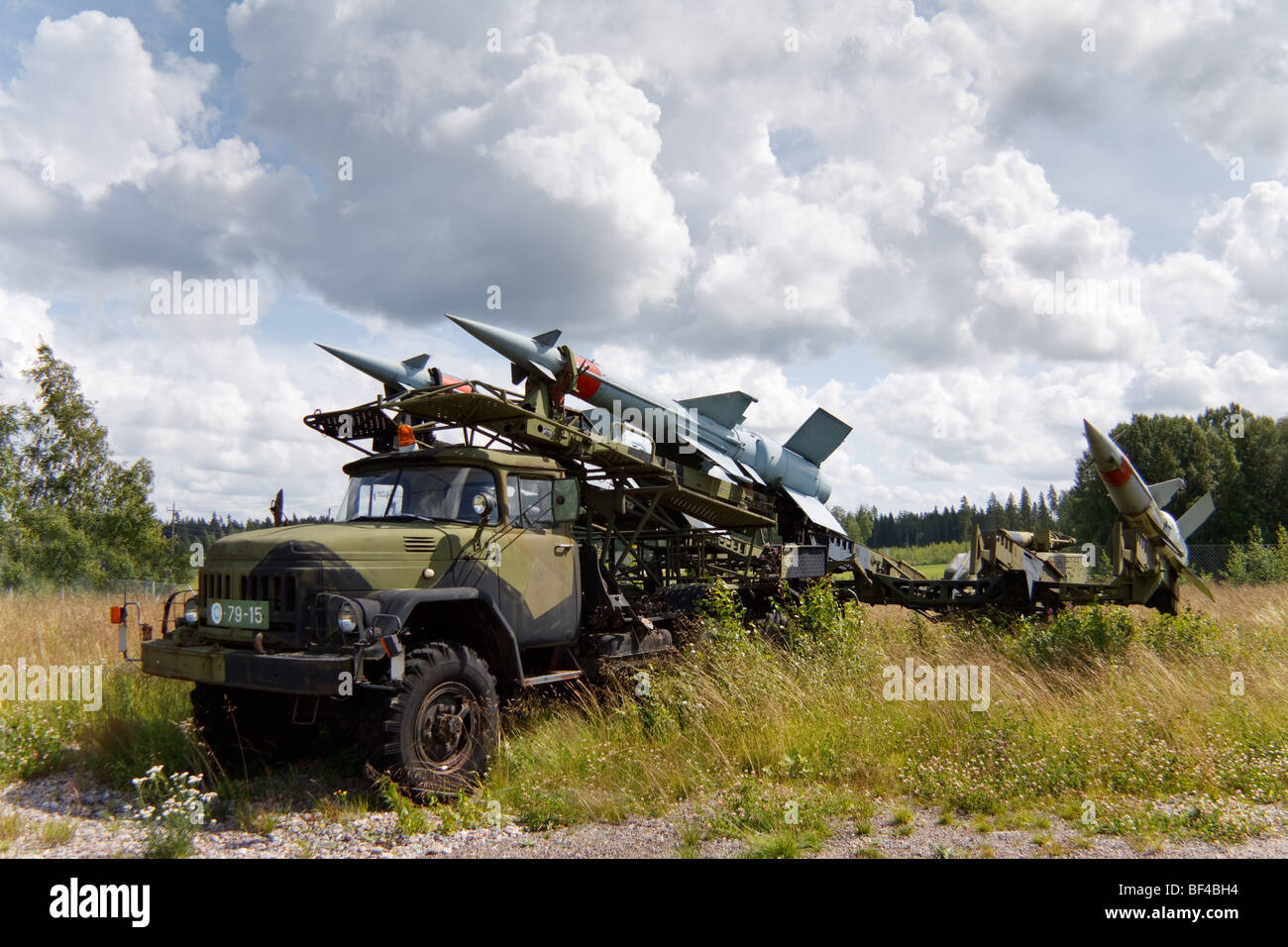 Chargement de camion ZIL Les missiles surface-air sur le S-125 chambre launcher Banque D'Images