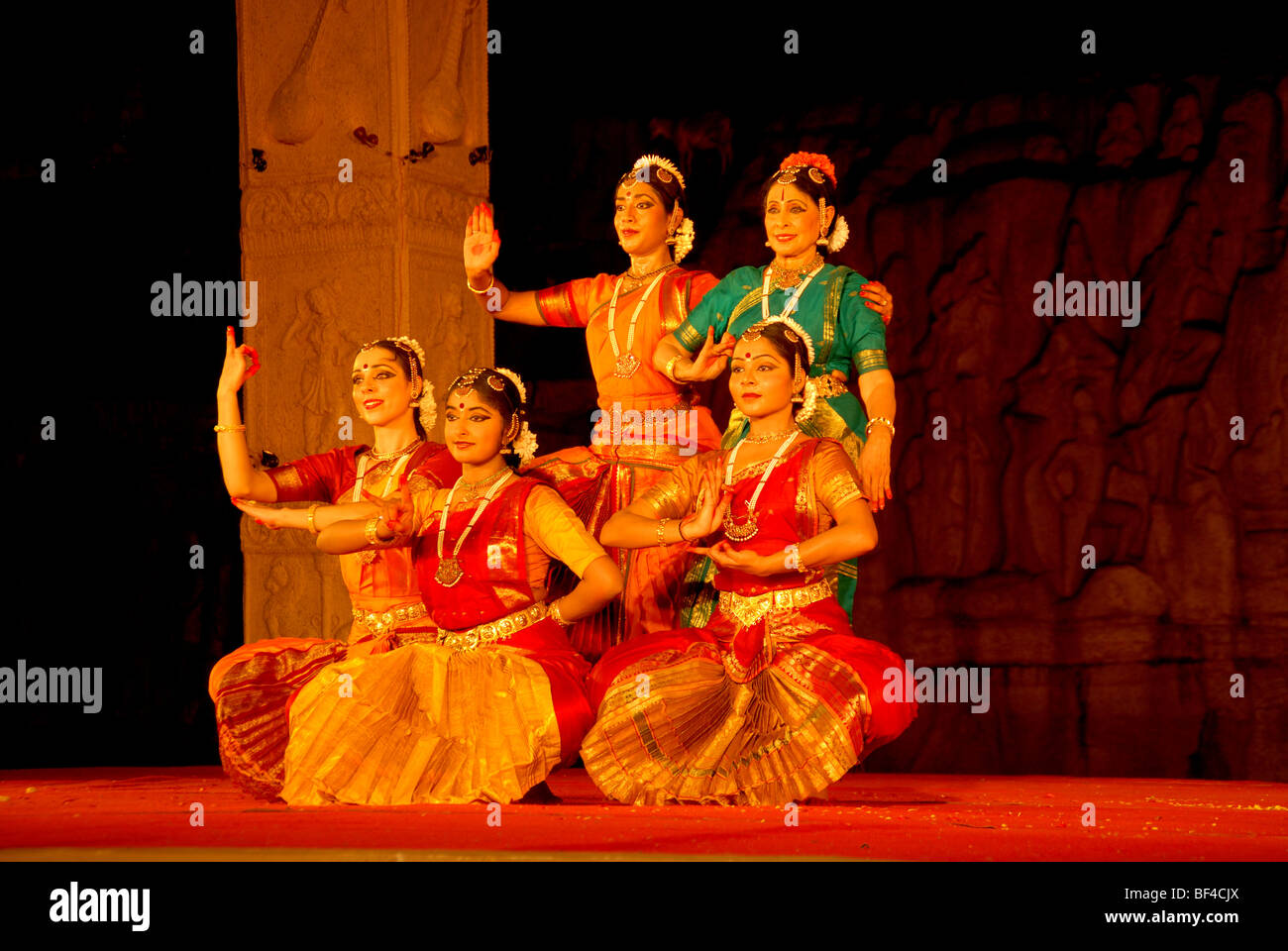 Une danseuse de bharatanatyam indien au cours d'un festival de danse classique indienne dans Mahapalipuram,Tamil Nadu, Inde. Banque D'Images