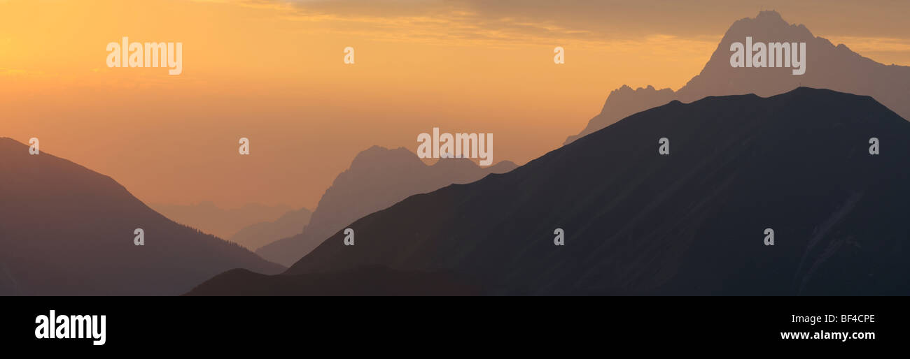 Des pics de montagne dans la lumière du matin, Berwang, Nord, Ausserfern Tyrol, Autriche, Europe Banque D'Images