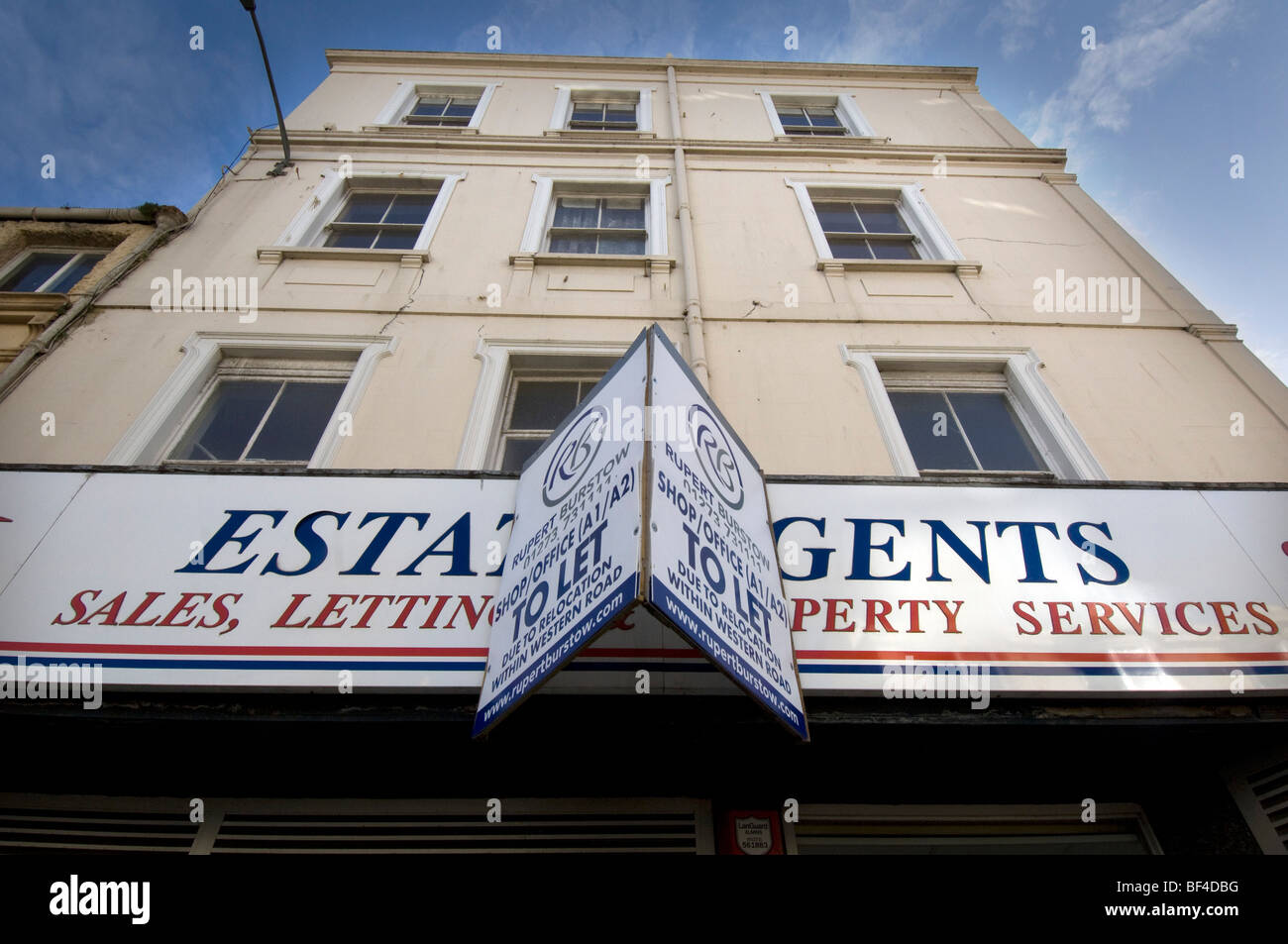 De laisser un signe sur un bureau d'agents immobiliers, ce qui reflète le ralentissement de l'immobilier en 2009 Banque D'Images