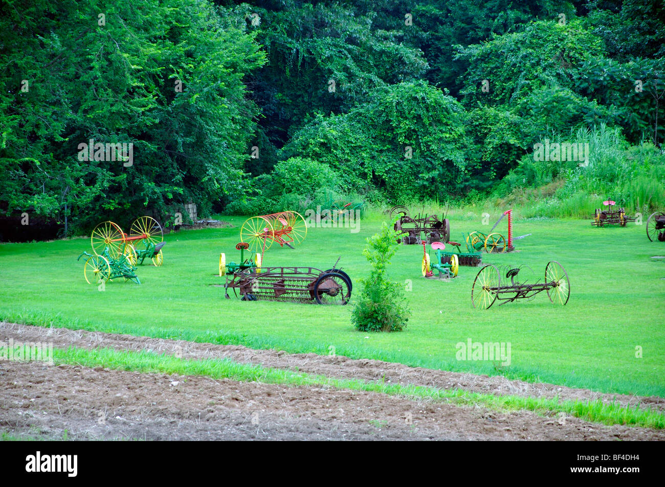 Old farm machinery sur l'affichage dans une ferme, New York Banque D'Images