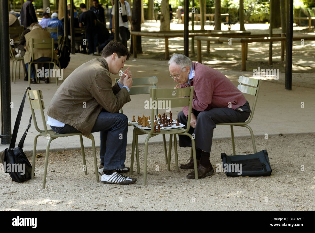 Joueurs d'échecs, Jardin du Luxembourg, Paris Banque D'Images