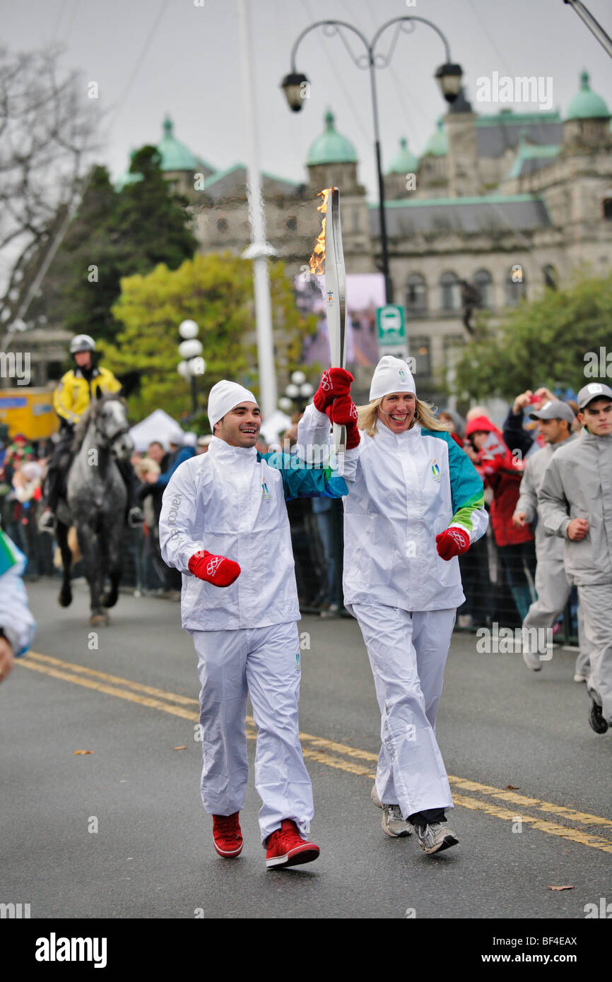 Deuxième équipe portant la flamme olympique d'hiver de 2010-Victoria, Colombie-Britannique, Canada. Banque D'Images