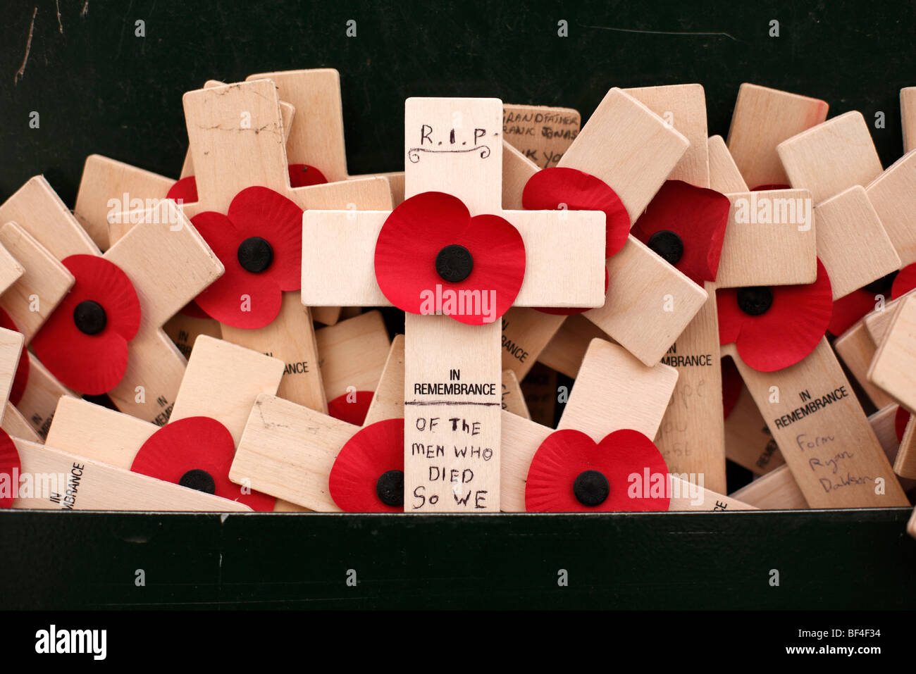 Coquelicots sur croix de bois au mémorial à l'Menen Bridge à Ypres ou Ypres en Belgique Banque D'Images