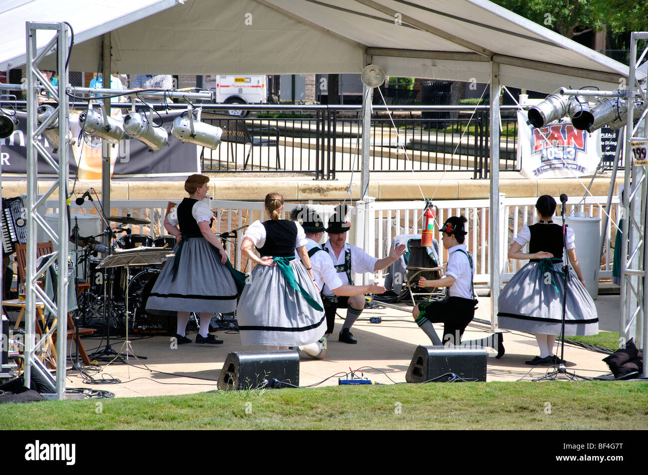 La danse folklorique allemande au cours de l'Oktoberfest à Addison, Texas, USA Banque D'Images