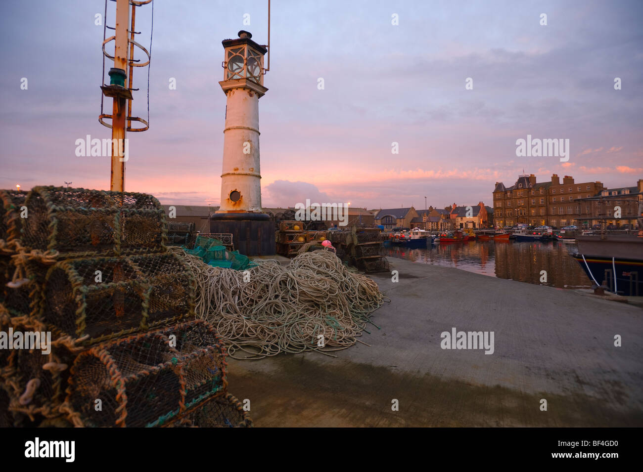 Phare et déversoirs de pêche dans le port, Kirkwall, Orkney Islands, Scotland, Royaume-Uni, Europe Banque D'Images