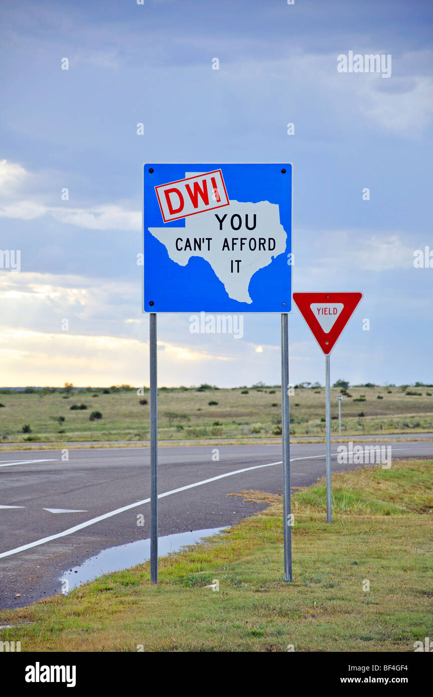 "Wifi payant - Vous ne pouvez pas vous le permettre' signe de route sur l'autoroute (USA) Banque D'Images