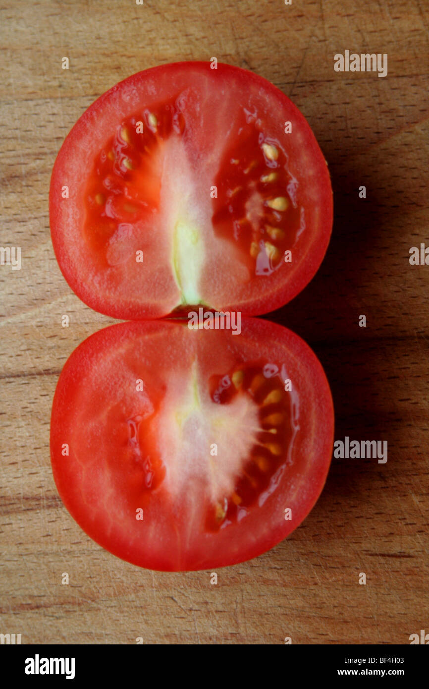 La tomate coupée en deux Banque D'Images