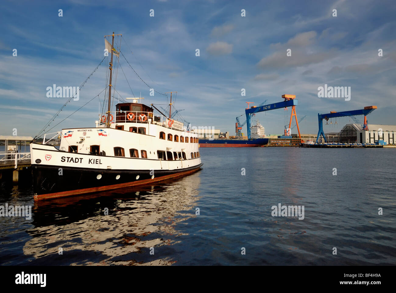 Vue de la ville de Kiel et le chantier naval HDW, capitale de l'état, Kiel, Schleswig-Holstein, Allemagne, Europe Banque D'Images