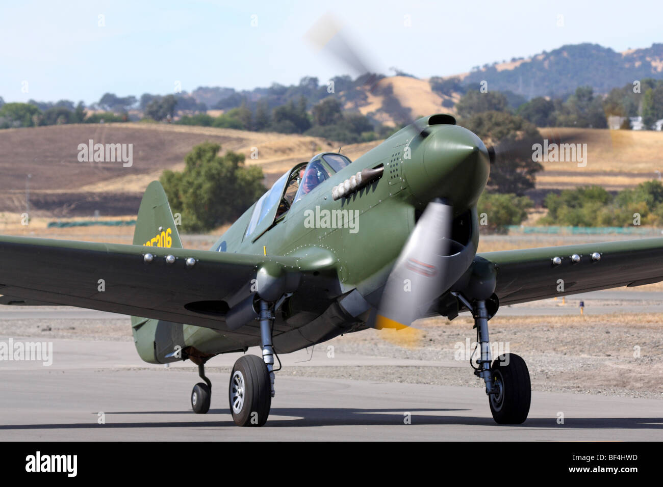 Curtiss P-40N Warhawk circule sur l'aire après l'arrivée à l'avion à l'aéroport de l'arbre à Vacaville, Californie. Banque D'Images