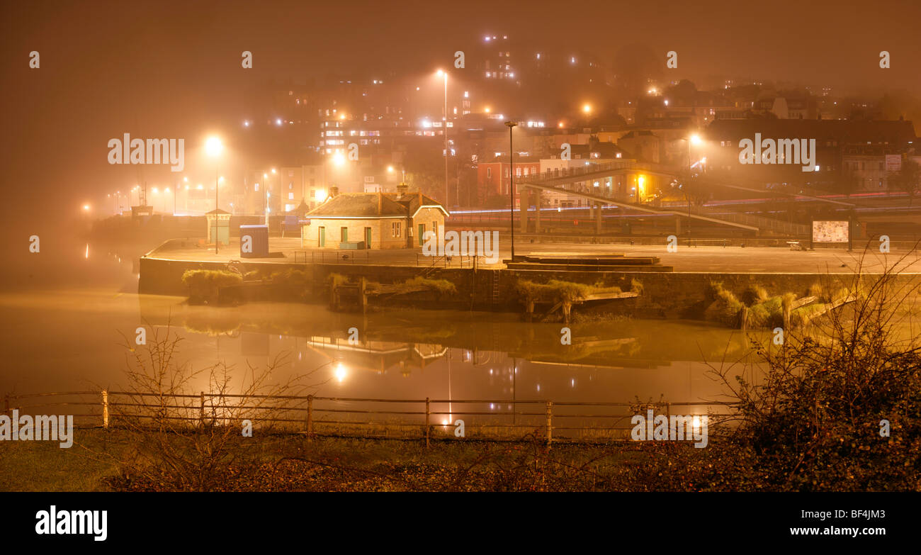 La marée est dans - le bassin de Cumberland et Clifton en hiver, le brouillard Banque D'Images