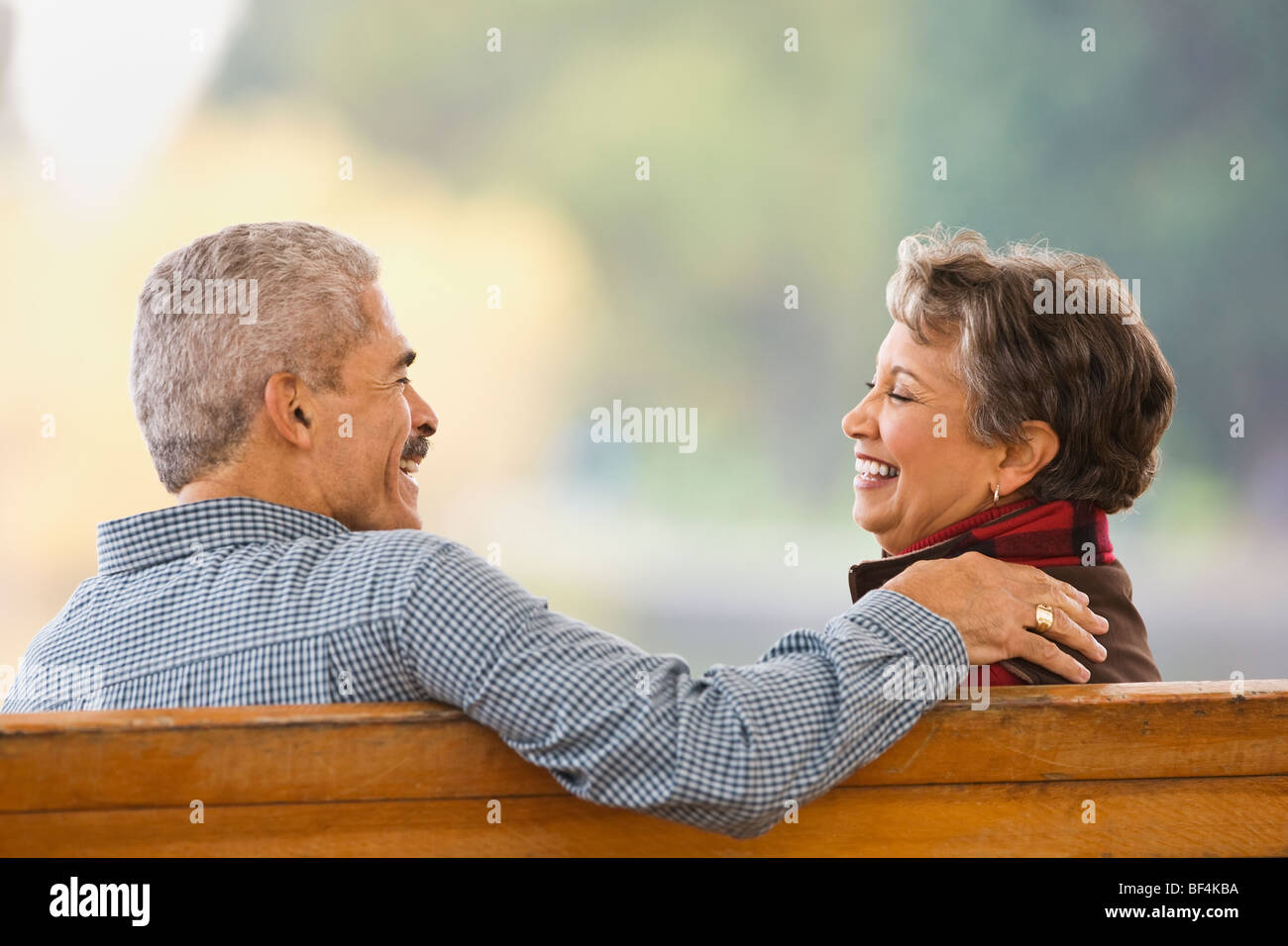 African couple sitting on bench Banque D'Images