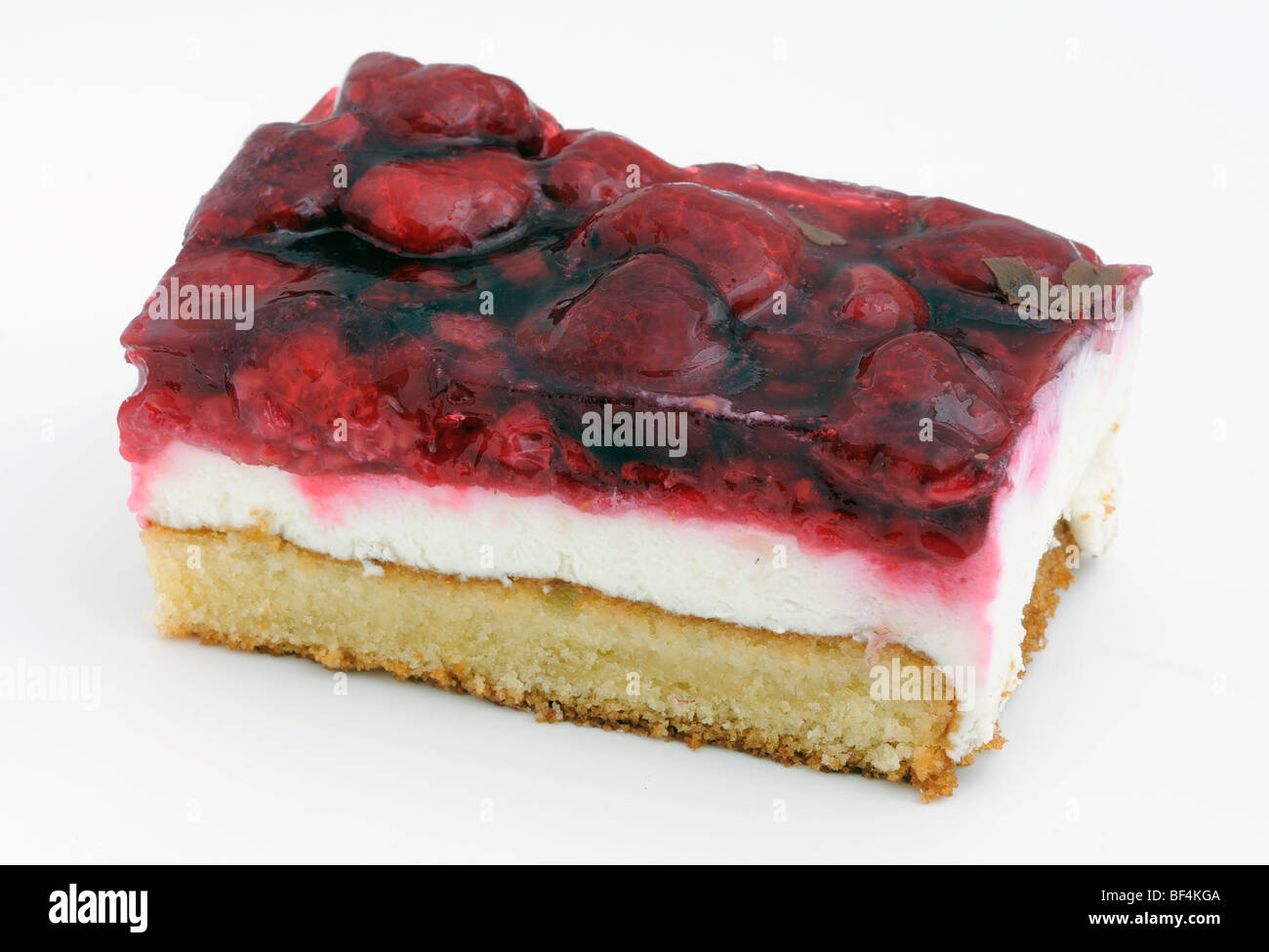 Gâteau framboise isolated over white background Banque D'Images