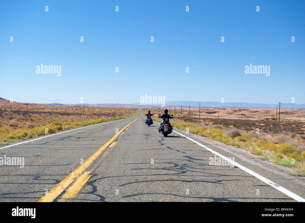 Deux motocyclistes sur une route entre l'Utah et l'Arizona, USA Banque D'Images