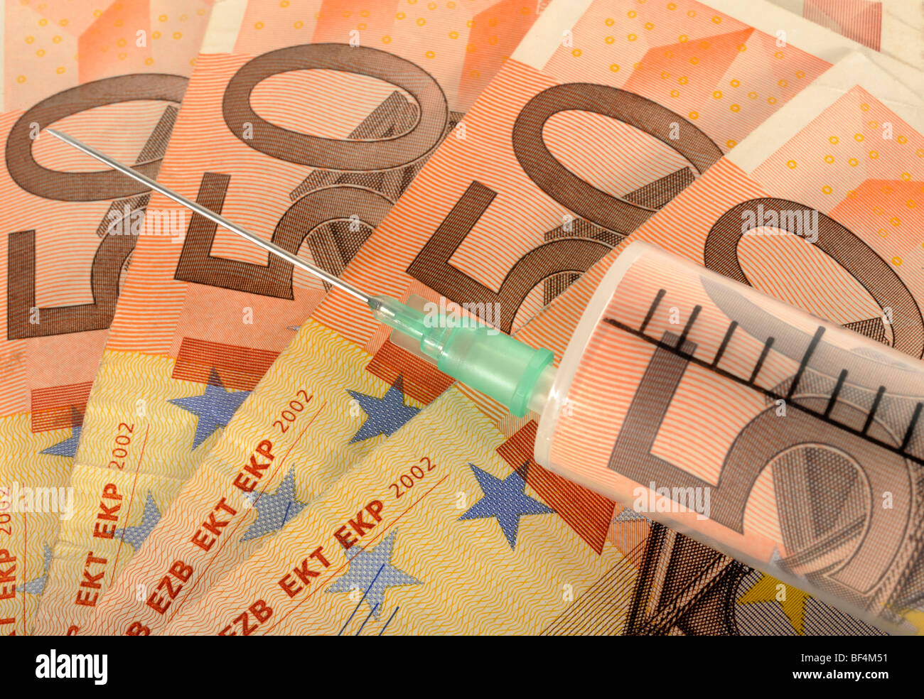 Sur les billets de seringue, image symbolique pour l'apport en numéraire Banque D'Images