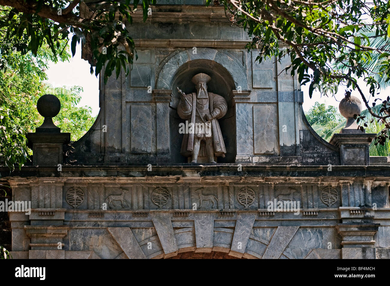 Statue de Vasco da Gama orne le côté faisant face à la rivière de l'Arc du vice-roi, Old Goa, Velha Goa, Inde, Asie Banque D'Images