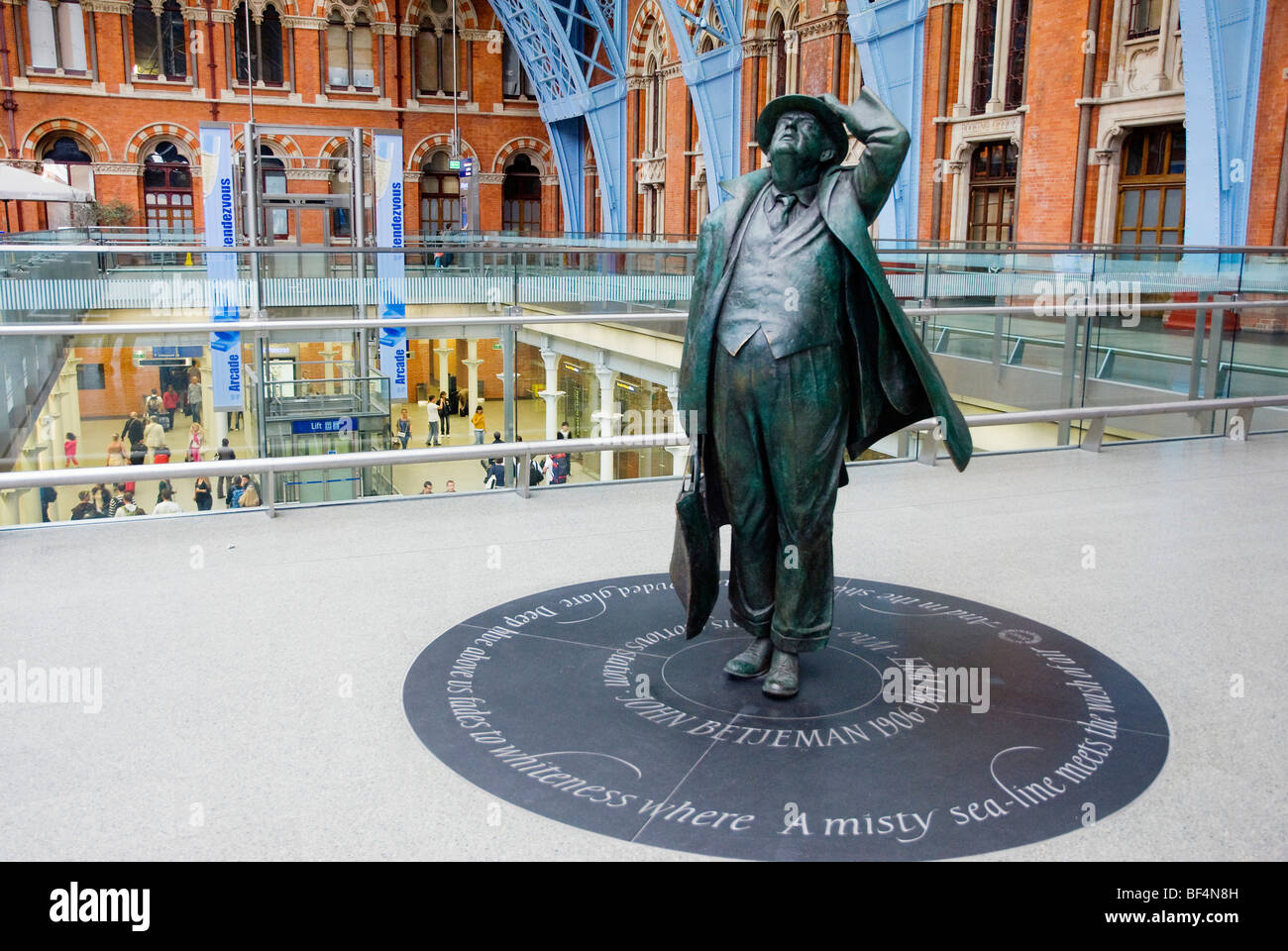 Statue de John Betjeman à St Pancras Banque D'Images