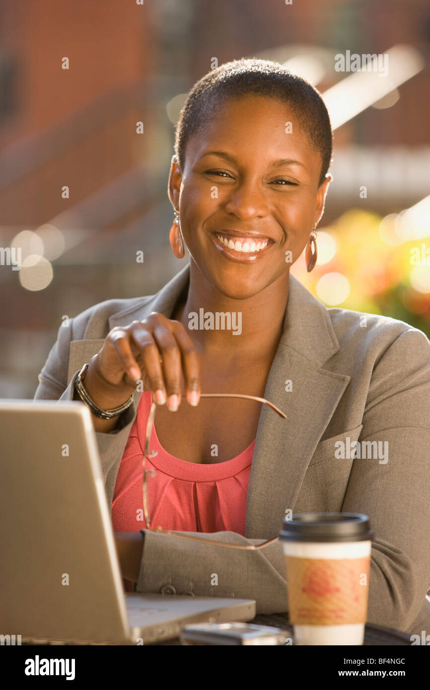 Smiling African businesswoman working outdoors Banque D'Images