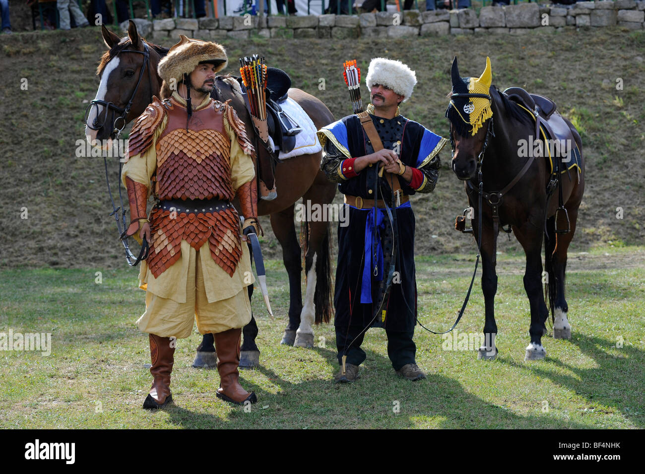 Participants allemands en costumes traditionnels, ouvert Eocha European Championship 09, montée du tir à l'ARC, avec les cavaliers de la steppe de tous les Banque D'Images