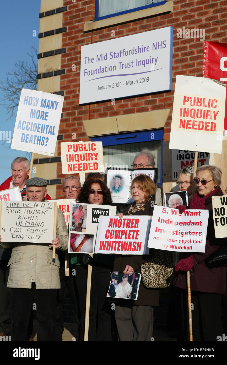 Les manifestants à l'hôpital de Stafford, Enquête Le milieu Staffordshire NHS Foundation Trust Enquête sur l'hôpital de Stafford Banque D'Images