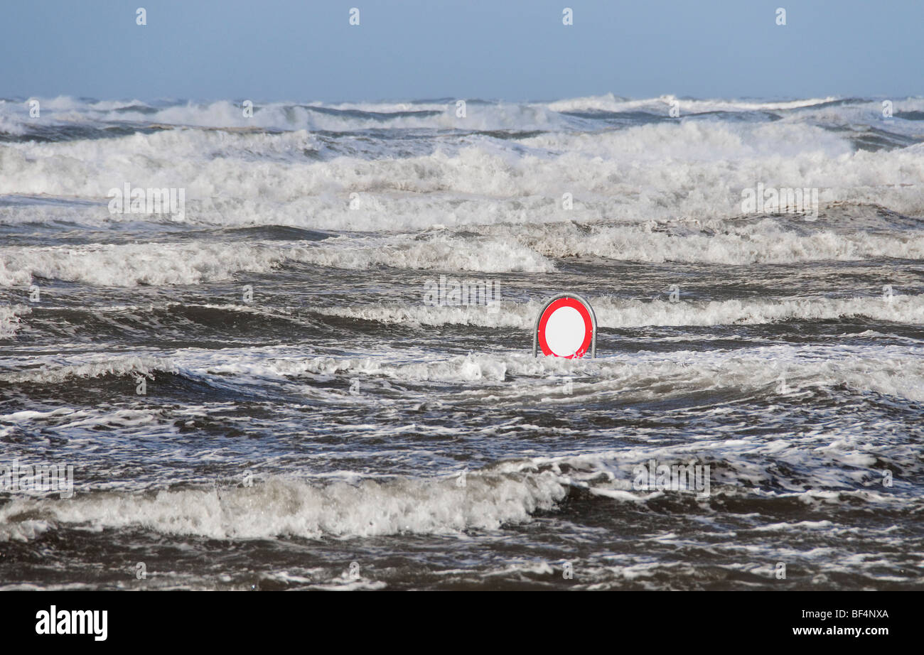 Signe de la circulation sur la plage voiture inondée pendant une tempête, Mer du Nord, plage Vejers, Jutland, Danemark, Europe Banque D'Images
