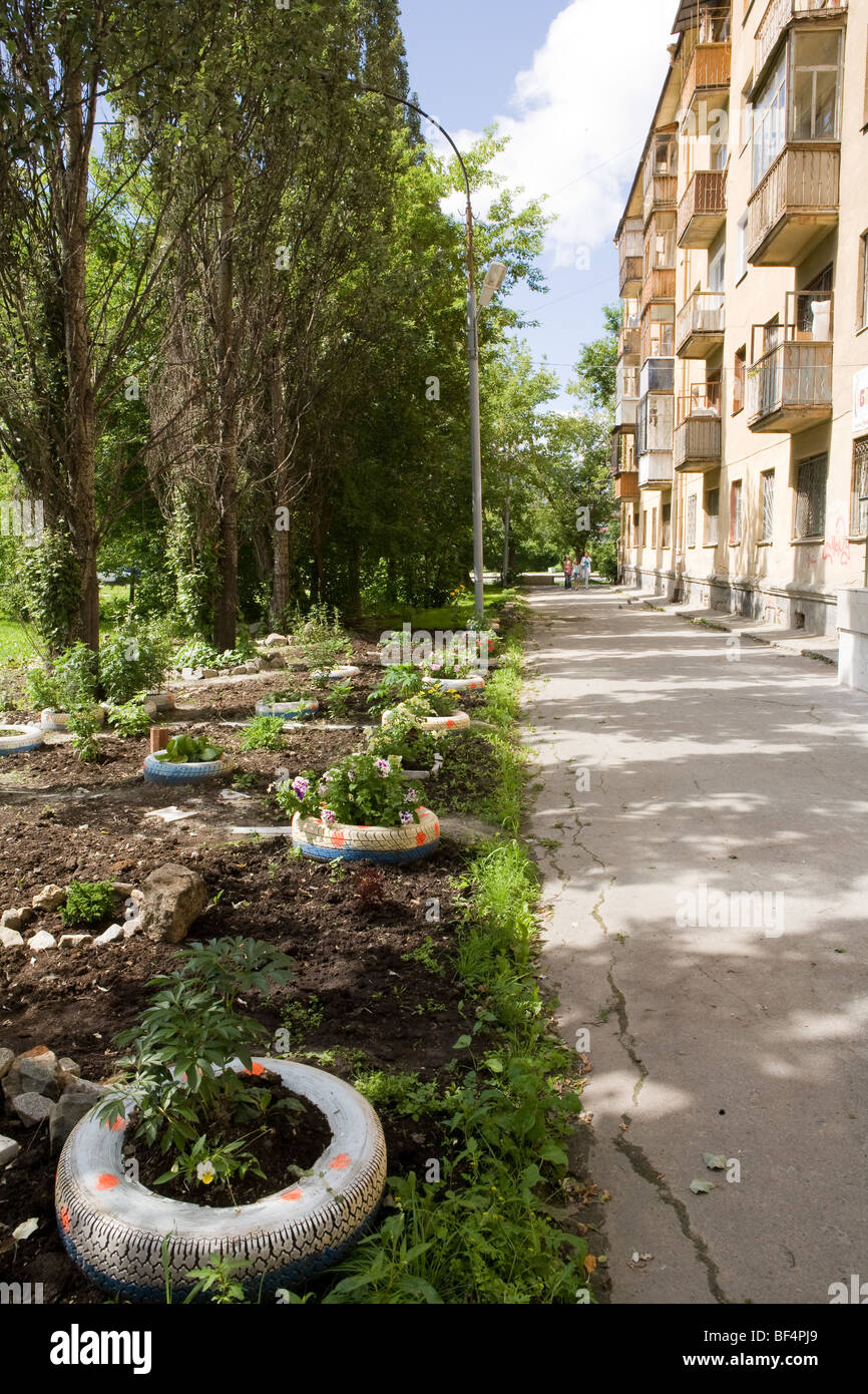 Fédération de Breshnev appartement architecture avec des rangées de plantes dans les pneus, Ekaterinbourg, Russie Banque D'Images