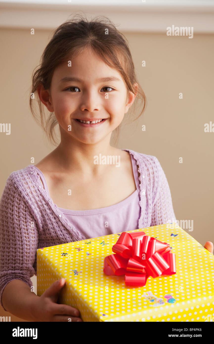 Mixed Race girl holding birthday gift Banque D'Images