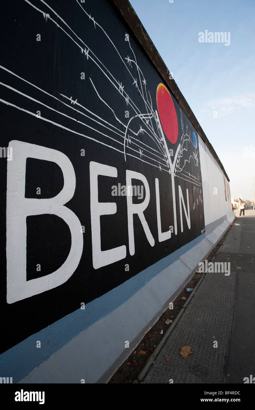 Mur de Berlin ; nouvelle repeint les murales du mur de Berlin à la East Side Gallery à Berlin Friedrichshain Banque D'Images