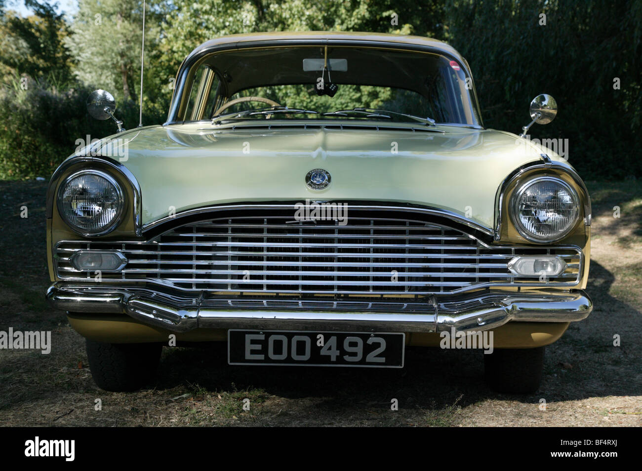 Head-on tourné de Vauxhall Cresta PA sur l'affichage dans le cadre du rallye de voitures classiques 2009 Sandwich Banque D'Images