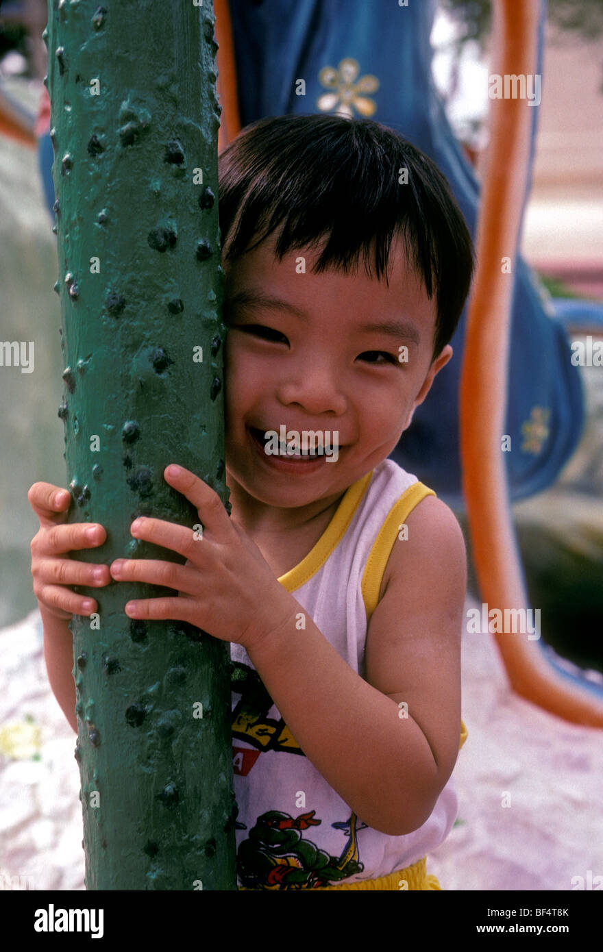 1, l'un, singapourien, jeune garçon, garçon, enfant, contact oculaire, vue de face, smiling, Tiger Balm jardins, parc à thème, anciennement, Haw Par Villa, Singapour Banque D'Images