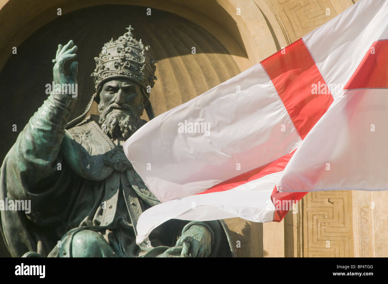 Statue de Pétrone et Drapeau de Bologne, la Piazza Maggiore, Bologne, Italie Banque D'Images