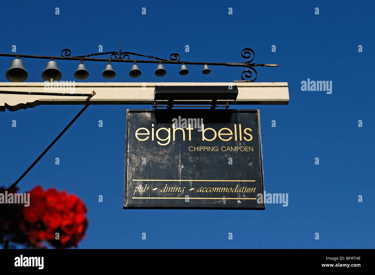 Vieille enseigne de pub, huit cloches, 1700, rue de l'Église, Chipping Campden, Gloucestershire, Angleterre, Royaume-Uni, Europe Banque D'Images