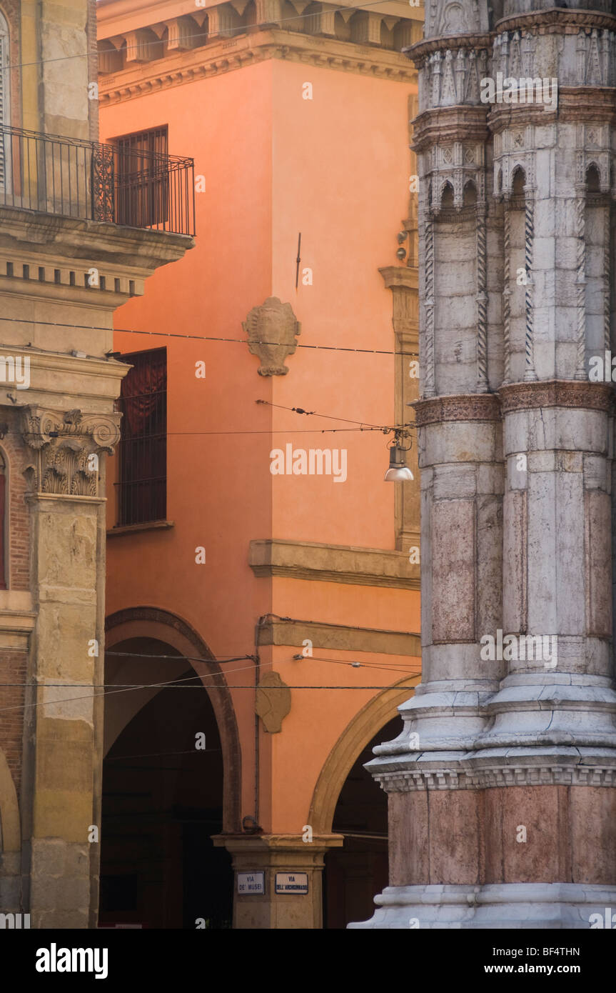 Les allées et les murs dans la Piazza Maggiore, Bologne, Italie Banque D'Images