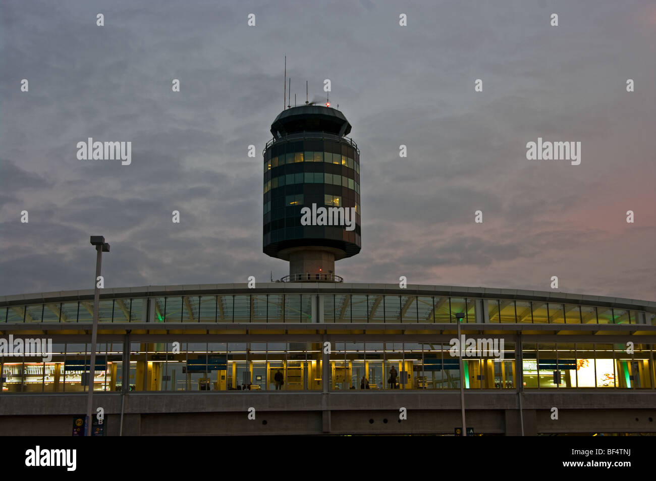 Aéroport de Vancouver montrant station du skytrain et tour de contrôle de la circulation aérienne Banque D'Images
