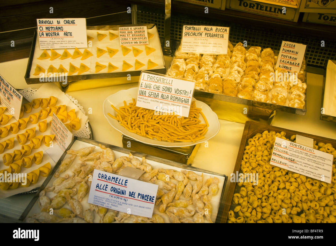 Tortellini frais et d'autres pâtes en marché, Bologne, Italie Banque D'Images