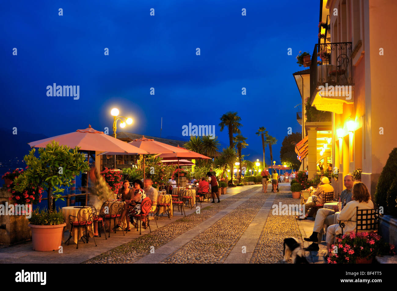 Promenade avec terrasses de restaurants, le Lac Majeur, Cannero Riviera, Piedmont, Italy, Europe Banque D'Images