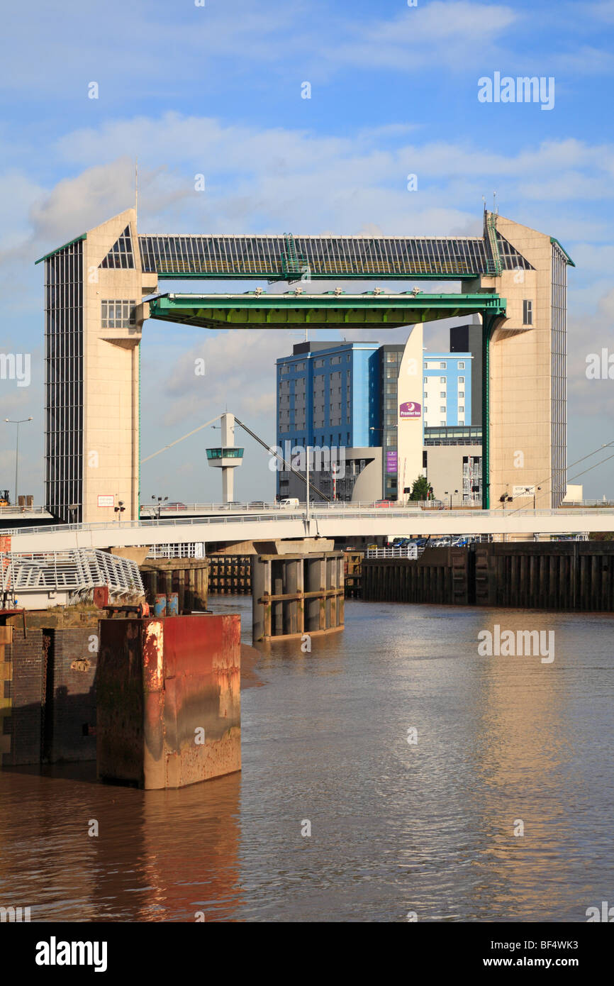 Passerelle de la rivière Hull, marémotrice et barrière hôtel Premier Inn, Kingston Upon Hull, East Yorkshire, Angleterre, Royaume-Uni. Banque D'Images