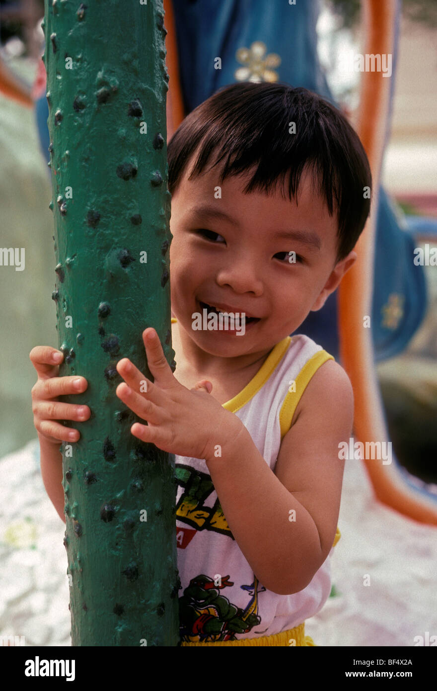 1, l'un, singapourien, jeune garçon, garçon, enfant, contact oculaire, vue de face, smiling, Tiger Balm jardins, parc à thème, anciennement, Haw Par Villa, Singapour Banque D'Images