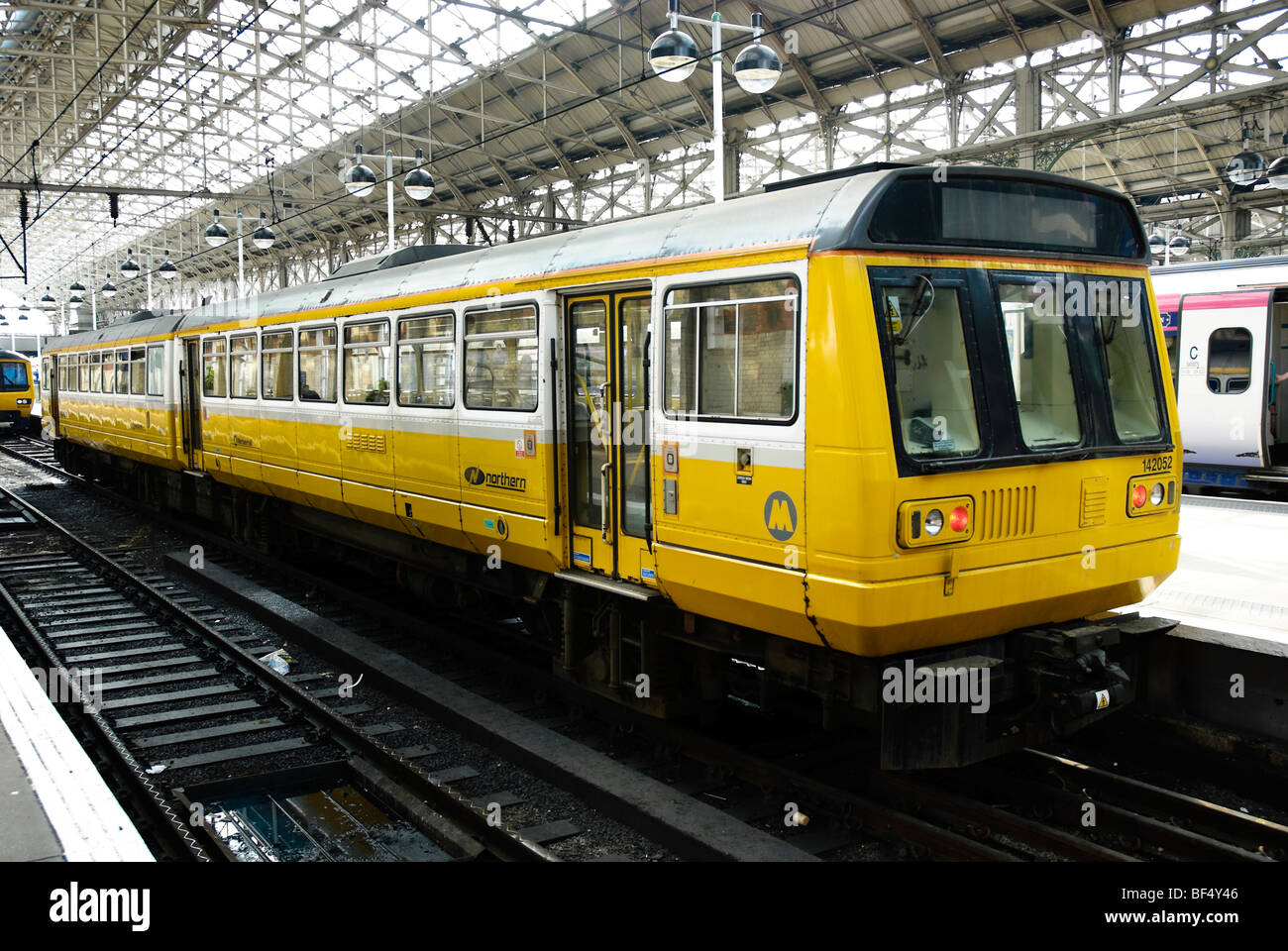 Petit train de banlieue, l'attente à une station. Cliquez pour plus de détails. Banque D'Images