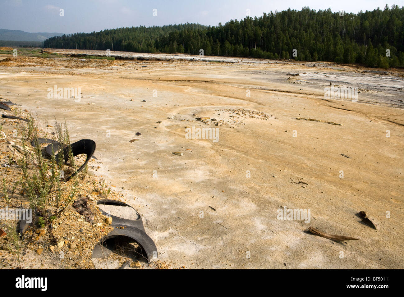 En faisant l'pneus déchets industriels sur les terres polluées, Karabash, Oural, Russie Banque D'Images
