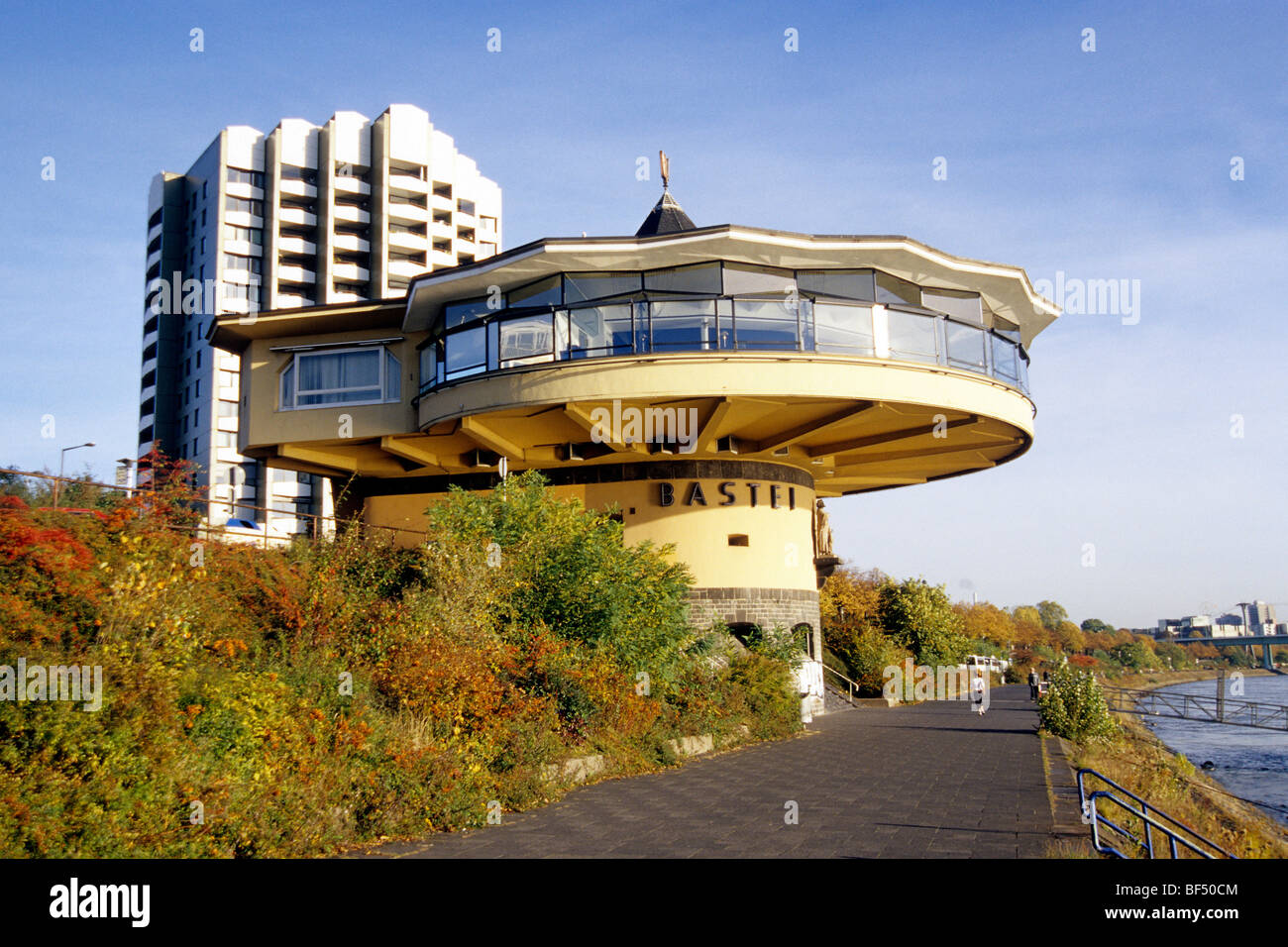 Bastei, un restaurant sur la promenade du Rhin, entre la rivière et la Konrad-Adenauer-Ufer riverside, Cologne, North Rhi Banque D'Images