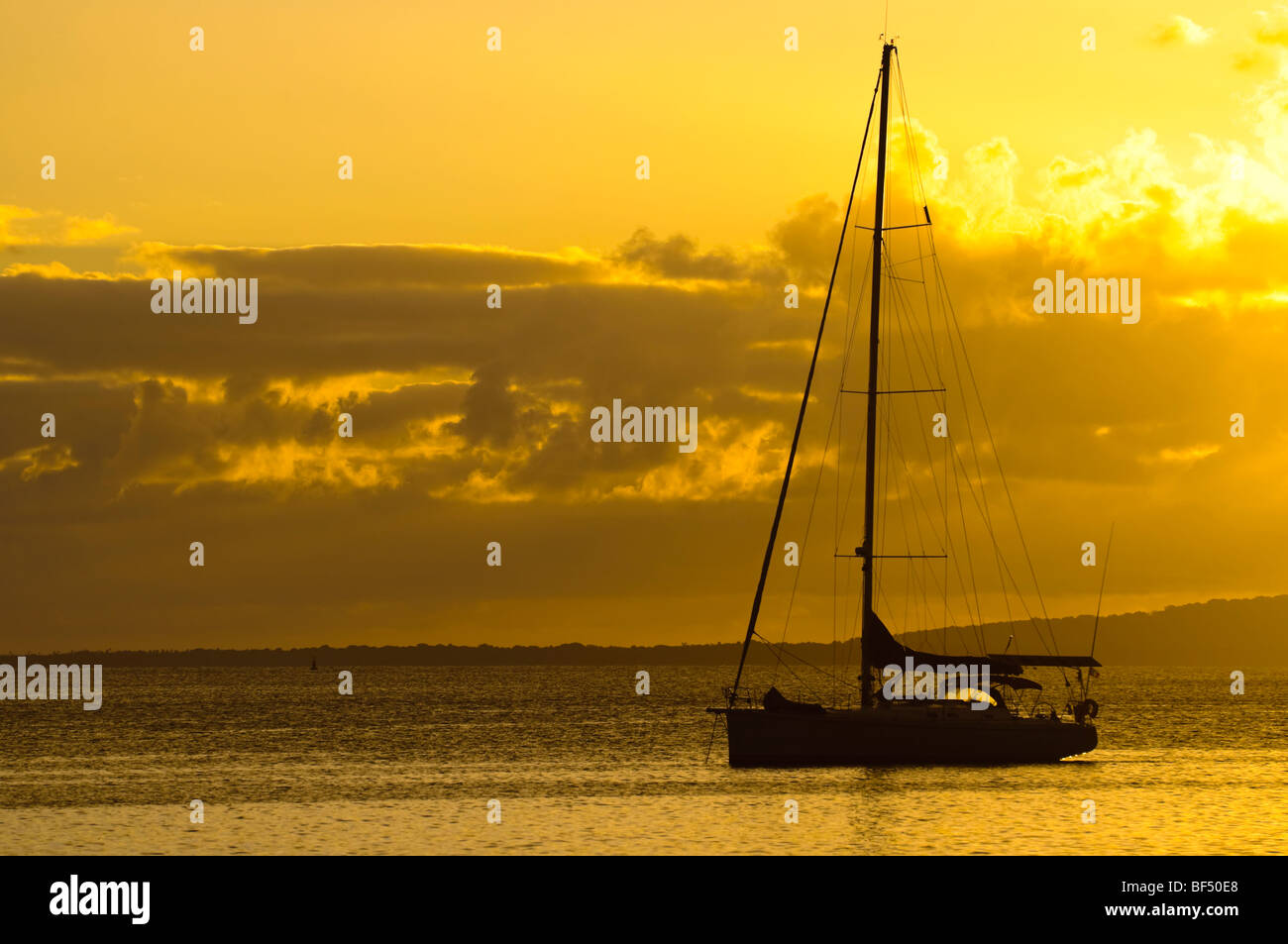 L'idyllique vie yachting : un yacht de luxe ancré au cours d'un magnifique coucher du soleil. Banque D'Images