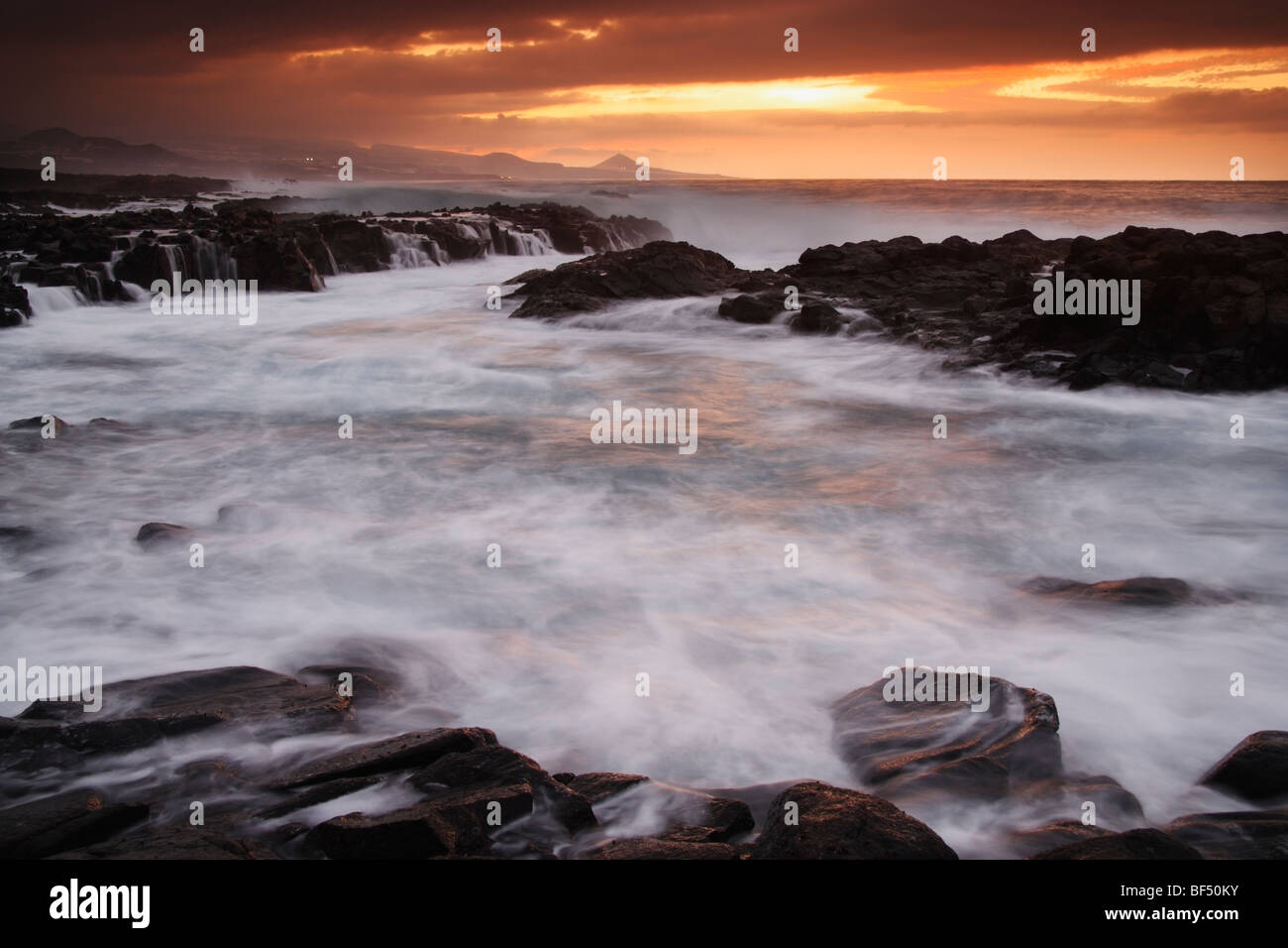 Vagues au coucher du soleil près de Las Palmas, sur la côte nord de Gran Canaria dans les îles Canaries. Banque D'Images