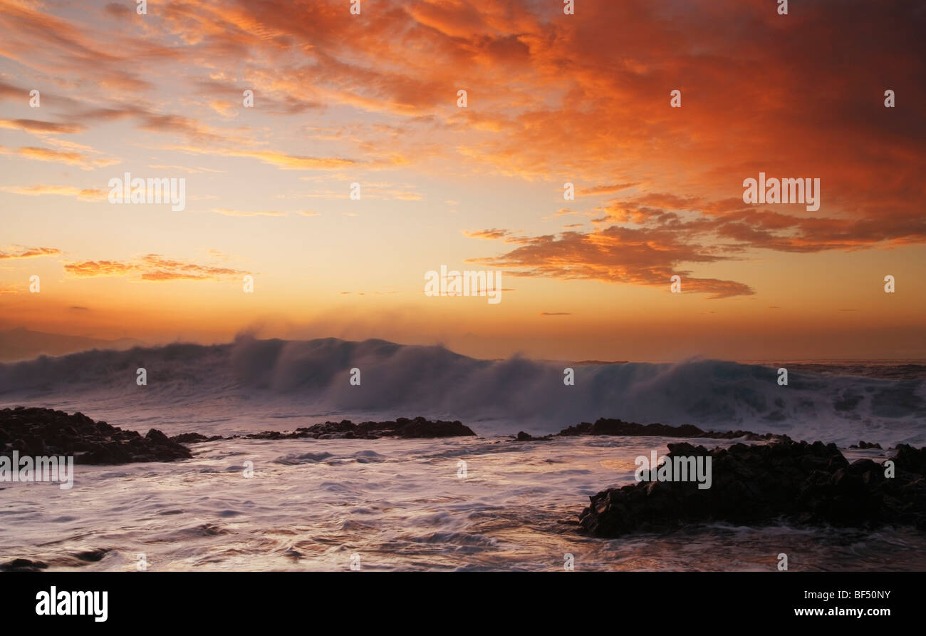 De grosses vagues au coucher du soleil près de Las Palmas, sur la côte nord de Gran Canaria dans les îles Canaries. Banque D'Images
